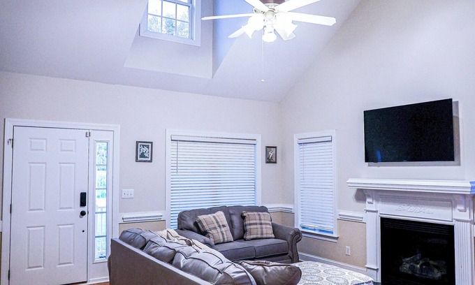 Greenville House | Quiet 4 Bedroom home right outside of Greenville.