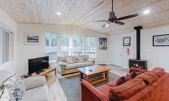 Joseph House | Quiet and Attractive Home Close to Lake w/WiFi, Private Washer/Dryer - Dogs Okay