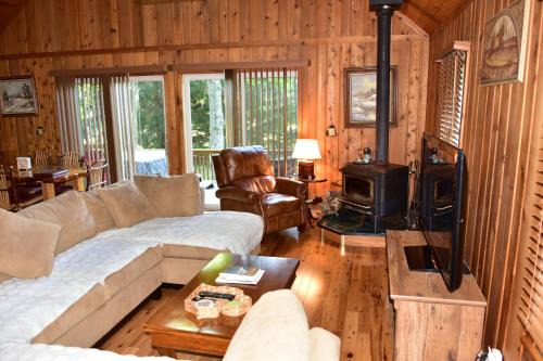 Cedar Ski Chalet | Quiet and Comfy 3bed/2bath - Chalet with hot tub.