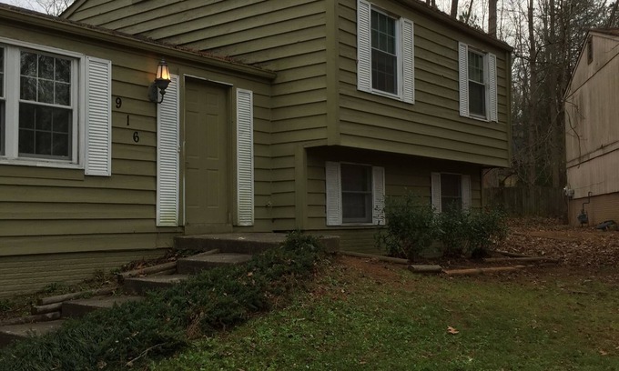 Stone Mountain House | Quiet and Convenient