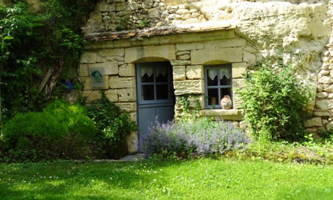 Villaines-les-Rochers Cottage | Quiet and green 3-star cave lodging