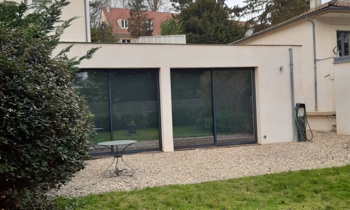 Bougival House | Quiet, bright, practical house with garden