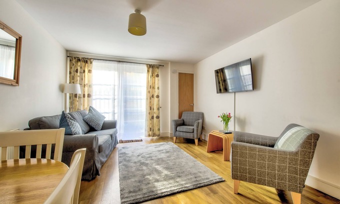 Bonnington Apartment | Quiet but close to City Centre. Free parking & 2 bathrooms (one newly replaced)