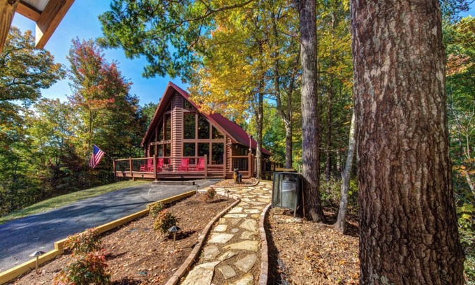 Kodak Cabin | … Quiet Cabin Getaway … Close to Town … Hot Tub …