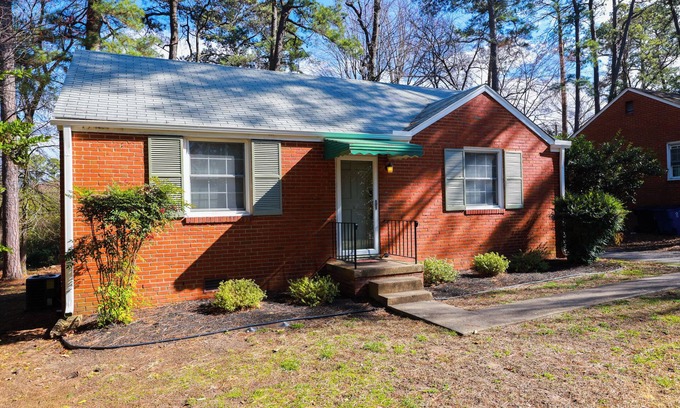 Richmond House | Quiet Charming 3 Bed 1 Bath, Well-Appointed Home in Prime Location