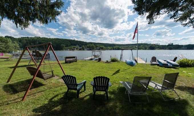 Lakeside Cabin | Quiet, Charming Lakefront Cottage