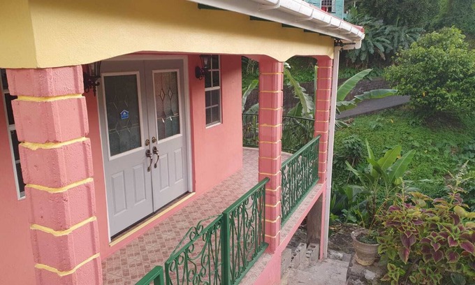 St. George's House | Quiet Chateau located 10 minutes from Anandale falls.