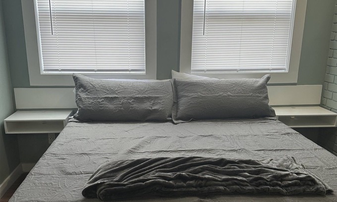 Lexington Apartment | Quiet, Comfortable 1 Bedroom Efficiency with walk in shower, King Memory Foam.