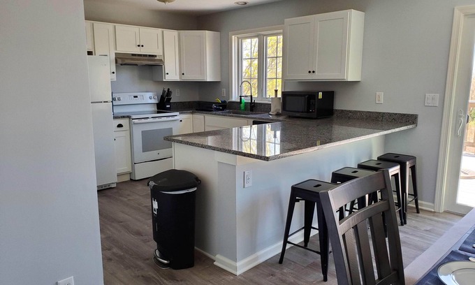 Briggs Farm House | QUIET, COMFORTABLE 6 Bed 2 Bath, Central Air, Beautiful Sunsets, Great Location!