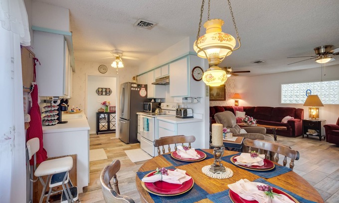 Conroe House | Quiet Country Getaway ~ 21 Mi to Lake Conroe!