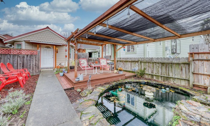 Fortuna House | Quiet, cozy cottage with a sunny deck and BBQ - Near the redwoods and beaches!