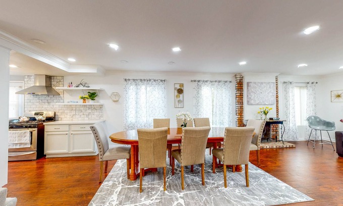Sylmar House | Quiet cul-de-sac home with big enclosed dog-friendly yard, near large park