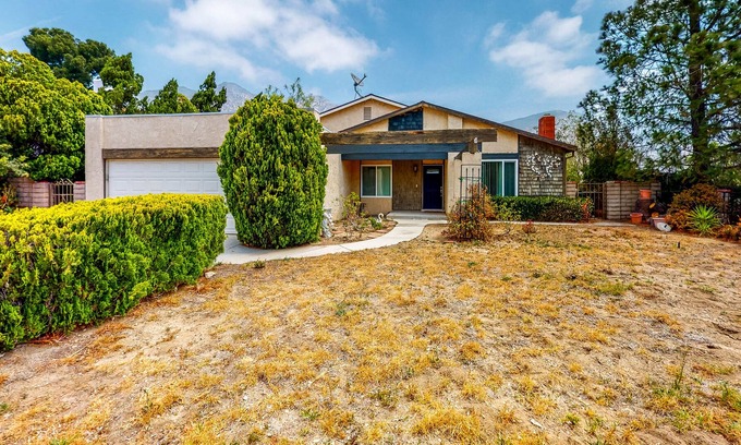Sylmar House | Quiet cul-de-sac home with big, enclosed dog-friendly yard - near large park