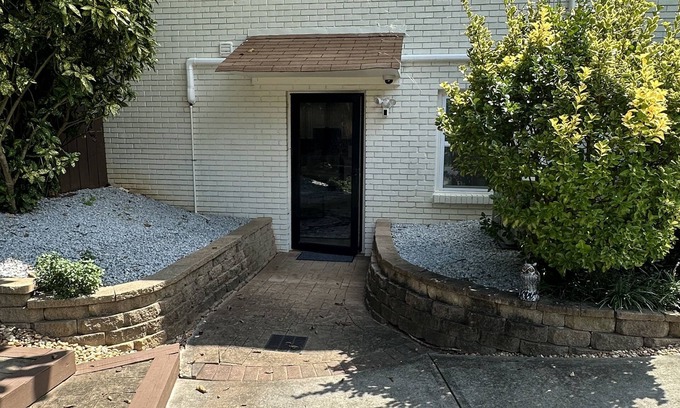 Dunwoody Apartment | Quiet Dunwoody Neighborhood