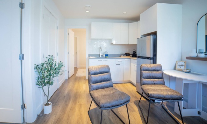 Hastings Apartment | Quiet East Van Retreat-Coffee/Parks-5 minutes to Downtown