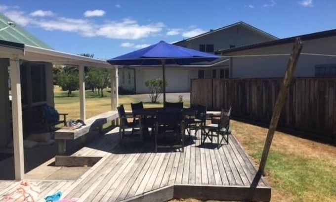 Matarangi House | Quiet established end of Matarangi,
