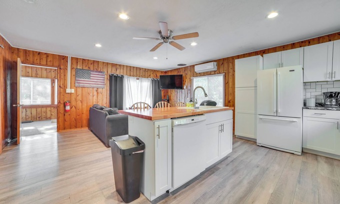 Houghton Lake House | Quiet Family Home w/Yard < 1 Mi to Houghton Lake!