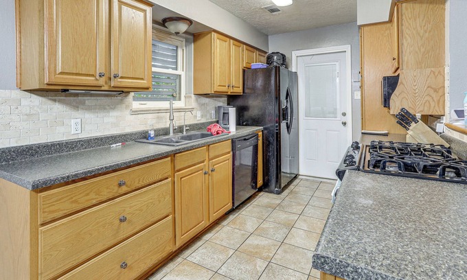 Texas City House | Quiet Family Home w/Yard ~ 15 Mi to Galveston!