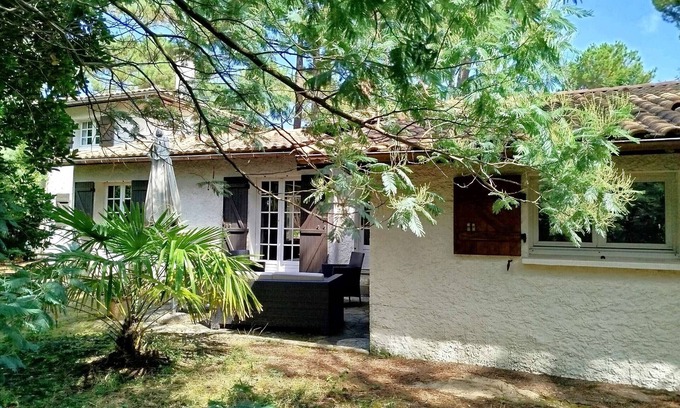 Piraillan Villa | Quiet family villa with enclosed garden, near ocean and bay, sleeps 8