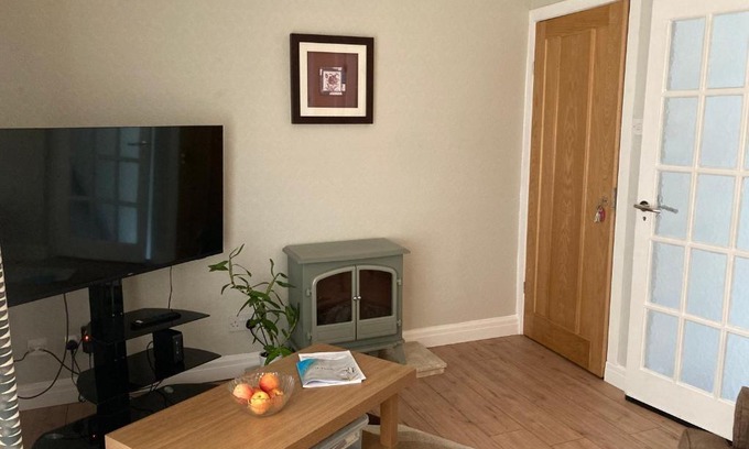 Thornton-Cleveleys Apartment | Quiet flat with parking