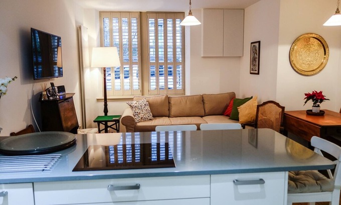 Marchmont Apartment | Quiet Ground Floor Mews Flat and Parking