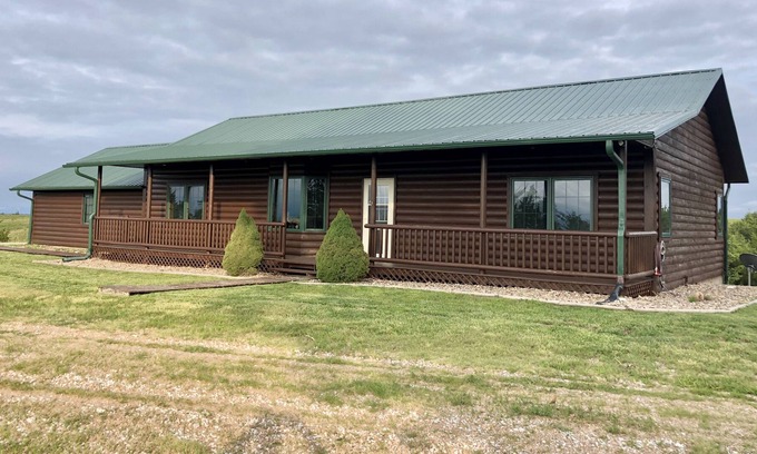 Inavale Cabin | Quiet Hilltop Log Cabin