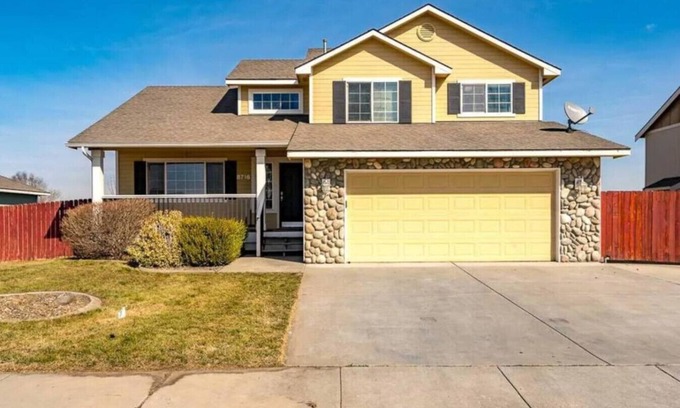 Tri-Cities House | Quiet Home, Fenced Yard, 2 Car Garage 3/2 #8716