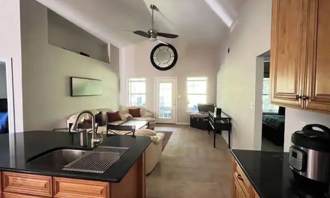 Mary Esther House | Quiet Home! Water access, king bed, screened porch
