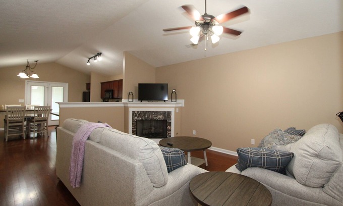Lexington House | Quiet house 3 bed 2 bath 2 car garage