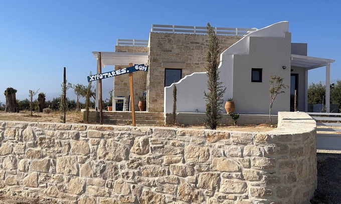 Pitsidia House | Quiet house in southern Crete, picturesque sea and mountain views, beach within walking distance