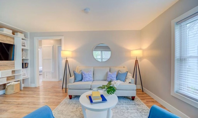 Lakeside House | Quiet Lakeside House