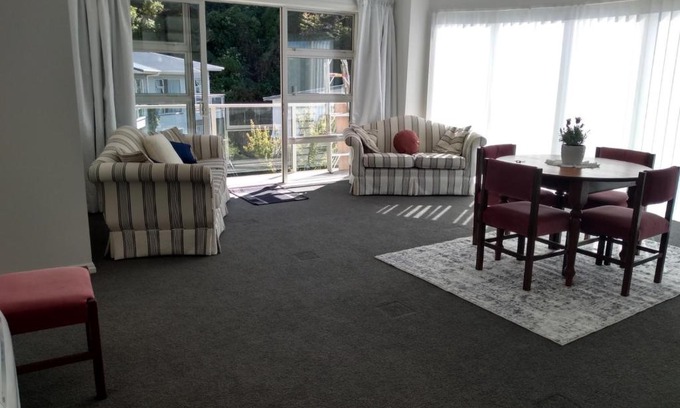 Khandallah Apartment | Quiet location with view and public transport