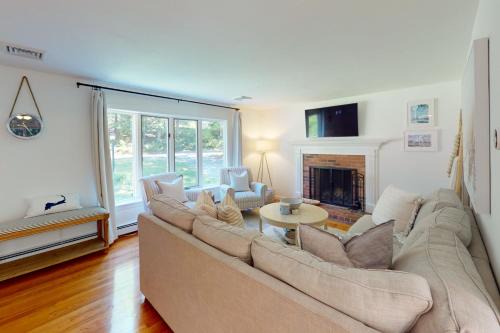 Harwich House | Quiet Long Pond Getaway