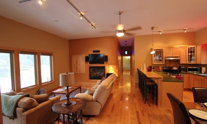 Bridgewater Corners House | Quiet Modern Luxury Home w/Memory Foam Beds, FAST WiFi and Full Kitchen
