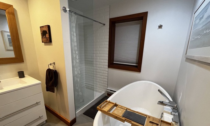 Langford House | Quiet Mountainside Guesthouse with Ocean Views