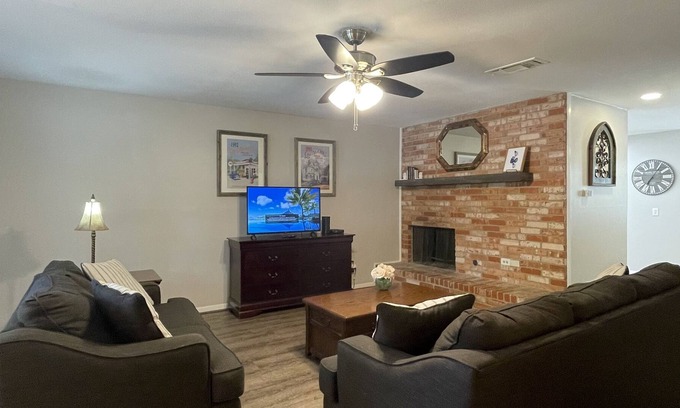 Fort Worth House | Quiet Neighborhood - Close to Downtown Fort Worth and Parker County