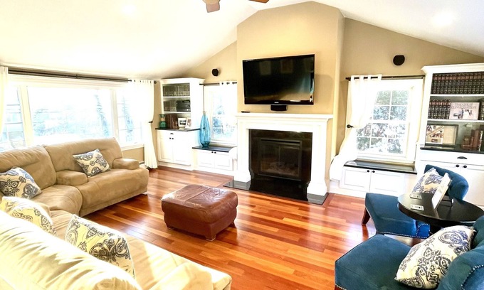 Malden House | Quiet Neighborhood, Close to T, Free Wifi, Cable. Washer & Dryer, A/C, Hiking.