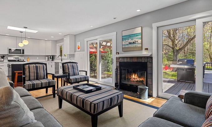 Union Pier House | Quiet Neighborhood Large yard Firepit Pond Hot Tub