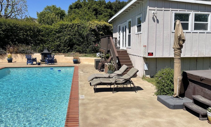 Altadena Apartment | Quiet, Non smoking Studio unit with perks near the Rose Bowl, trails, and JPL.
