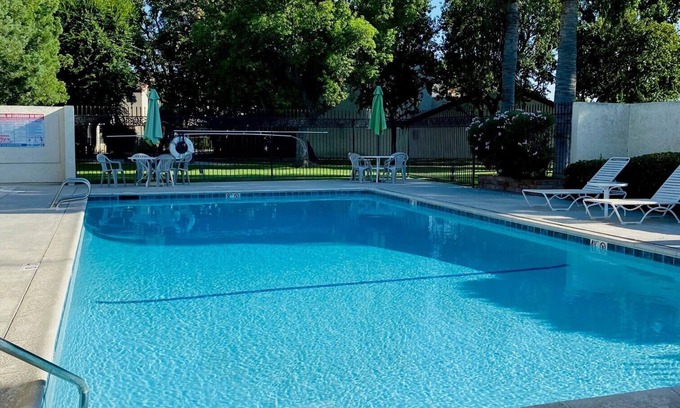 Greenacres House | Quiet Paradise in SW Bakersfield - Extended Stay
