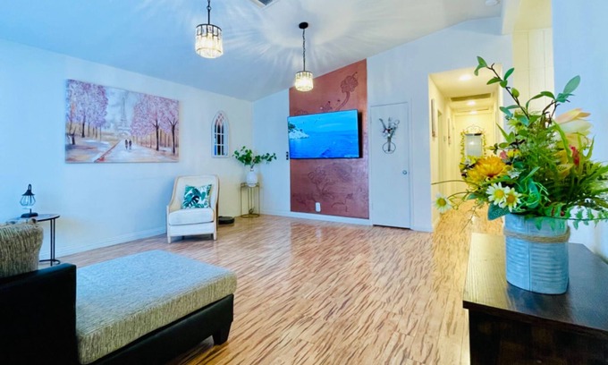 Chinatown House | Quiet & peaceful neighborhood, convenient and close to everything, modern touch