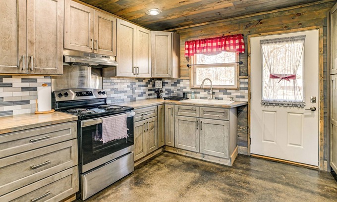 Benton House | Quiet + Peaceful Vacation Rental Home in Benton!