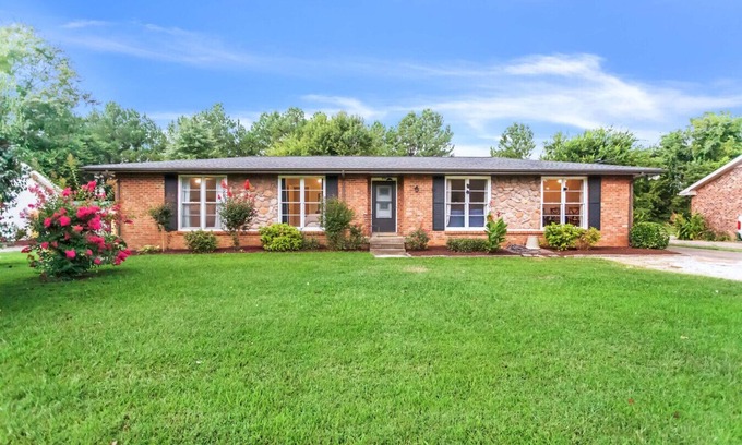 Franklin House | Quiet Pet-Friendly Spot Near It All!