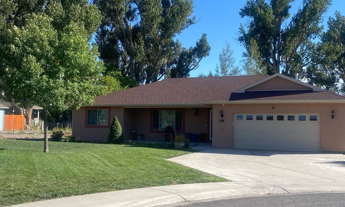 Montrose House | Quiet rancher at end of Cul De Sac - within minutes of all Montrose has to offer