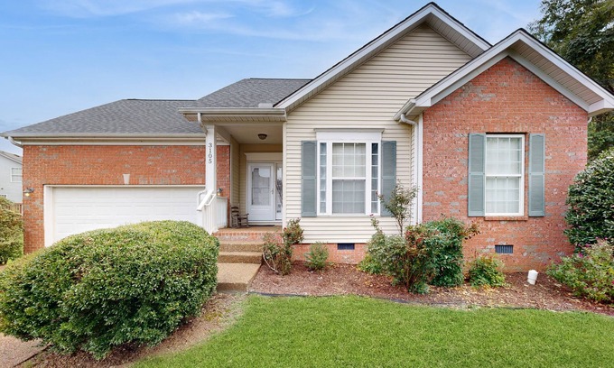 River Trace House | Quiet Residential Hideaway w/Big Backyard - Near Grand Ole Opry