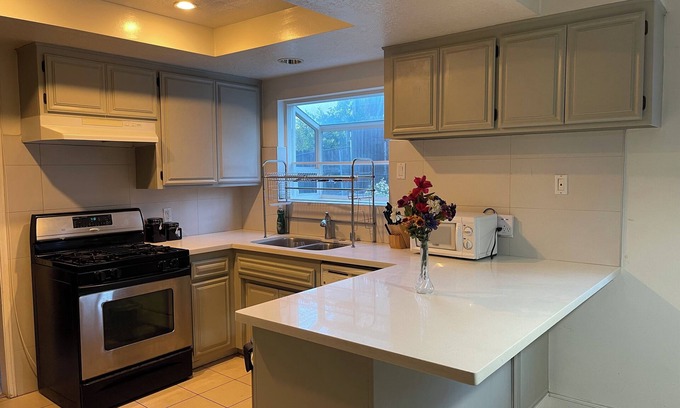 Crescenta Highlands House | Quiet, safe and convenient 3-bedroom house with WiFi and AC in gorgeous Glendale