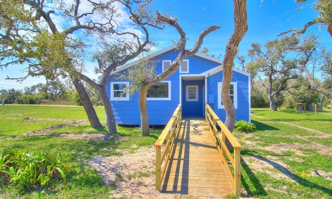 Rockport House | Quiet Sea Point Cottage by Redawning