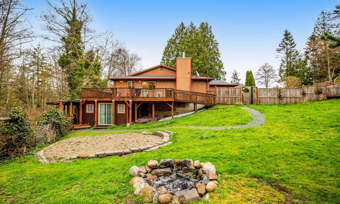 Oak Harbor House | Quiet & secluded getaway with backyard, firepit, wraparound deck & wood stove