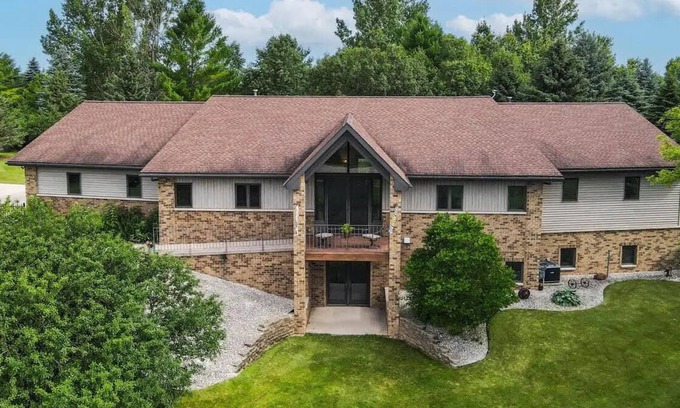 Hilbert House | Quiet Spacious 5-Bedroom House or Crafting Retreat In Chilton, WI!