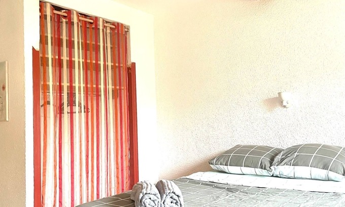 Ceret Apartment | Quiet, spacious studio in the center of Céret.